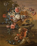 ₴ Картина натюрморт художника від 237 грн.: Квіти в урні на виступі, на передньому плані розкидані фрукти