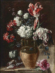 ₴ Репродукция натюрморт от 252 грн.: Тюльпаны, гвоздика и другие цветы в керамической вазе, гроздь инжира и роза, все на каменном выступе