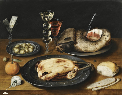 ₴ Репродукция натюрморт от 247 грн.: Жареная курица, ветчина и оливки на оловянных тарелках с хлебом, апельсин, бокалы и роза на деревянном столе