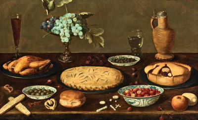 ₴ Репродукція натюрморт від 196 грн.: Пиріг, смажене м'ясо, оливки, каперси та полуниця в блакитних мисках, тазза з виноградом, ромер з вином, керамічний глечик, все на столі