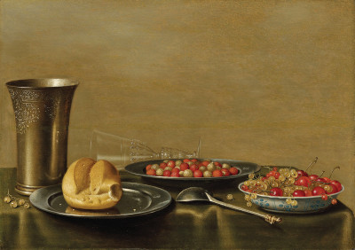₴ Репродукция натюрморт от 229 грн.: Выгравированный серебрянный стакан и ложка, булочка на оловянной тарелке, ягоды в чаше, опрокинутая рюмка