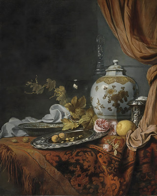 ₴ Репродукция натюрморт "Сине-белая фасетированная ваза, роза и грецкие орехи на оловянной тарелке, фарфоровая чаша, серебряный винный охладитель, винный бокал, бокал, лимон и розы на столе, застеленном ковром"