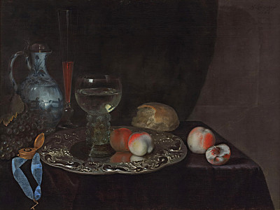 ₴ Репродукция натюрморт "Ремер с белым вином и двумя персиками на серебряной тарелке, с золотыми часами, фарфоровым кувшином с серебряной крышкой, булочкой и персиками на задрапированном столе перед шторой"