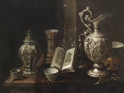 ₴ Репродукція натюрморт відомого художника "Натюрморт зі срібним глечиком, гасильником для свічок, різними склянками та порцеляновими вазами разом на мармуровому столі, задрапірованому тканиною"